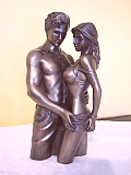 statue of a couple 